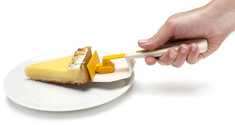 Illustration for article titled Genius CakeDozer Delivers Desserts in Pristine Condition